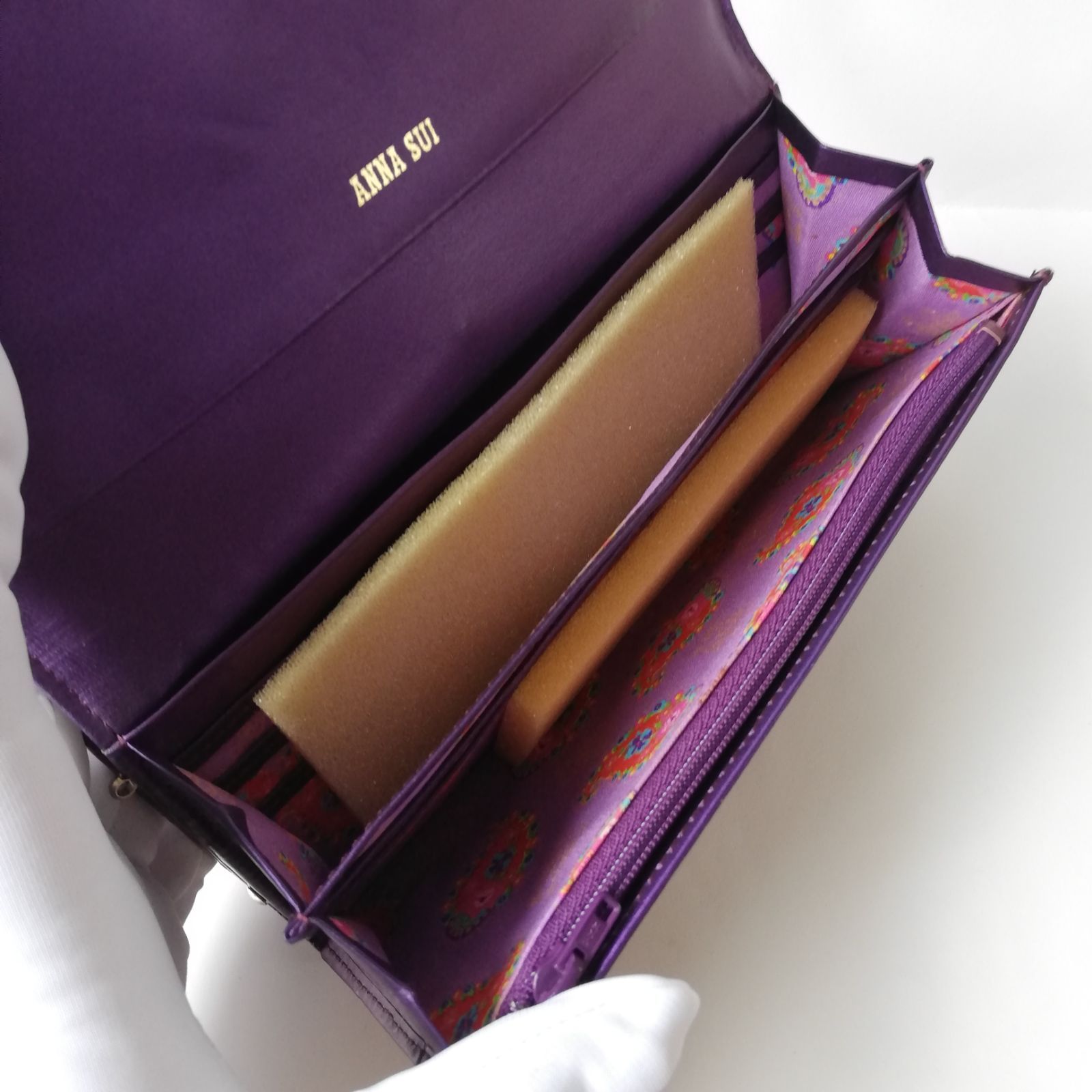 アナスイ【ANNA SUI】がま口の長財布ウォレット/パープル紫の型押し 