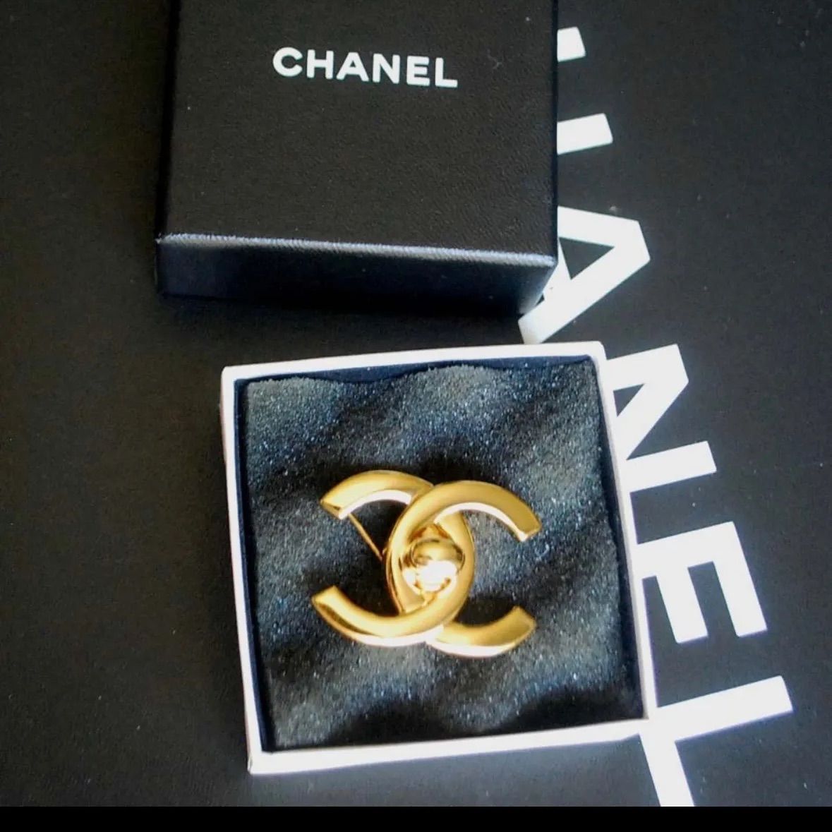 CHANEL ゴールド　ターンロックロゴ ブローチ　刻印あり 楽天市場】シャネル CHANEL ココマーク ターンロック ブローチ