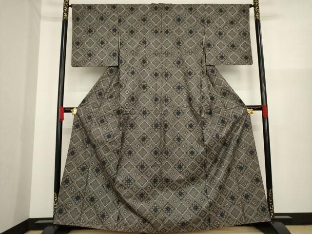 K0138 美品 逸品 稀少 龍郷 正絹 本場大島紬 希少】龍郷柄 本場大島紬 - メルカリ