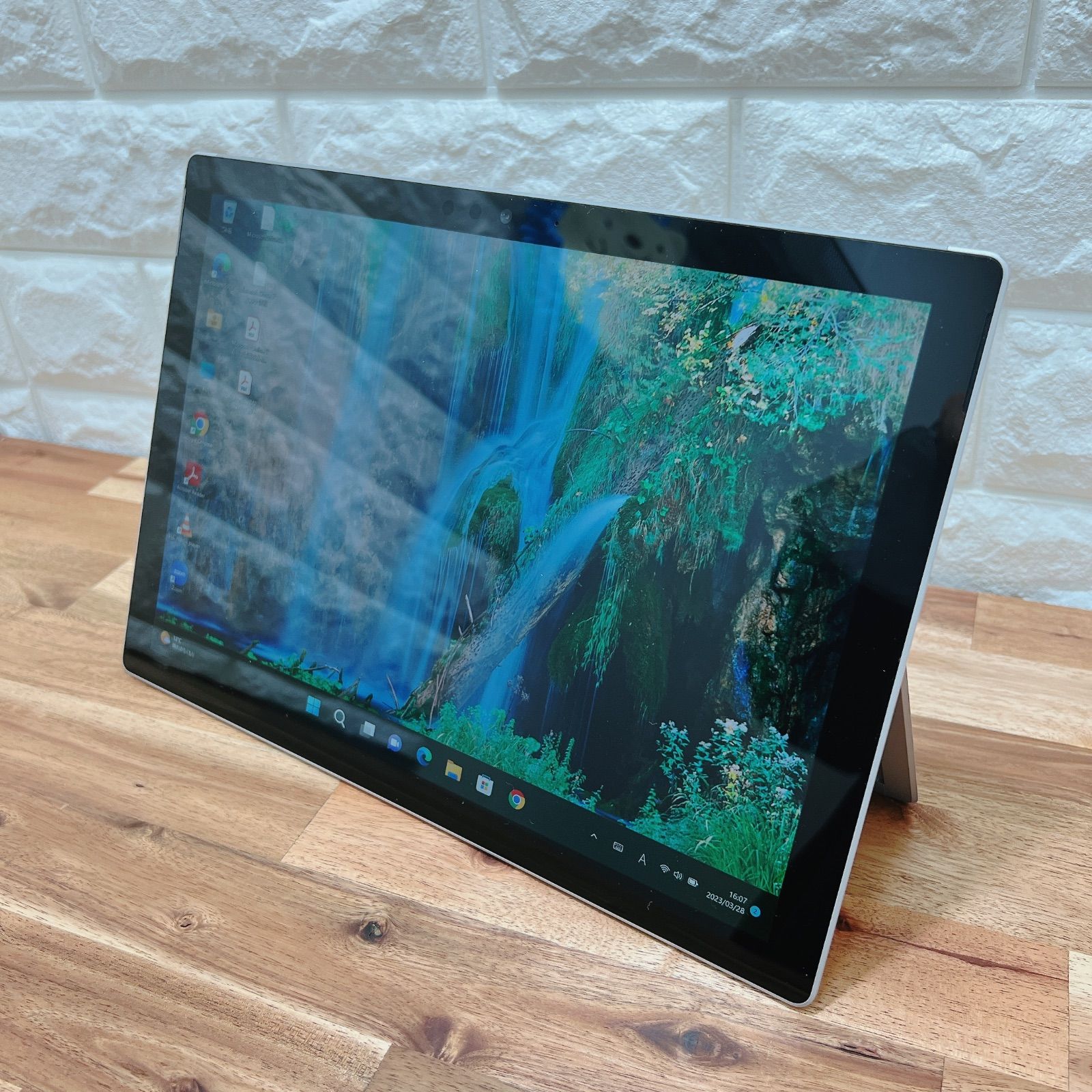 美品】surface pro 5☘爆速SSD搭載☘Core m3第7世代☘ - メルカリ