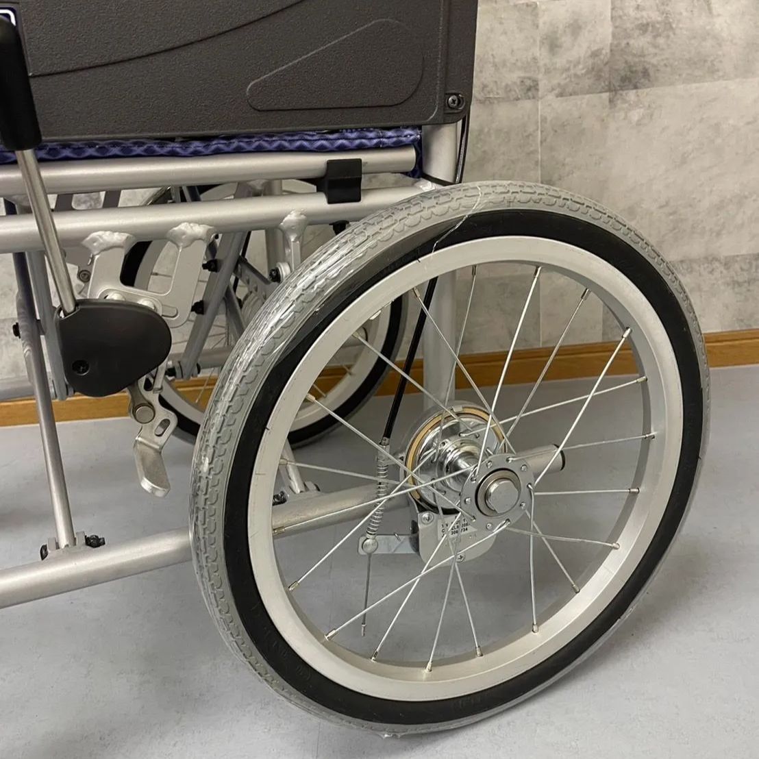【消毒済 中古 車椅子】すぐ使える車椅子 美品 ふわりす カワムラサイクル KF16-40SB 介助式 車椅子 車いす 軽量 アルミ製中古 介護用品 ノーパンクタイヤ 消毒済 中古 車椅子】すぐ使える車椅子 美品 ふわりす カワムラ