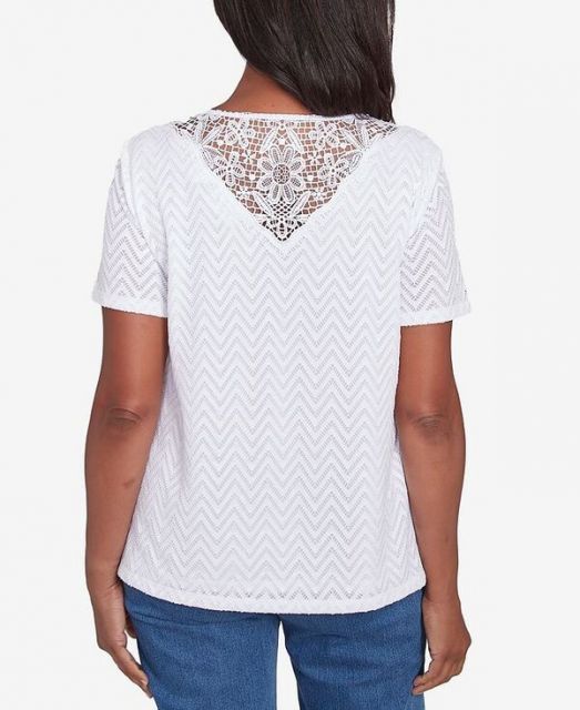 売れ筋商品|||アルフレッドダナー カットソー トップス レディース Petite Classics Textured Chevron Lace Back T-Shirt White Women's Textured Chevron Lace Back Tee | Alfred Dunner