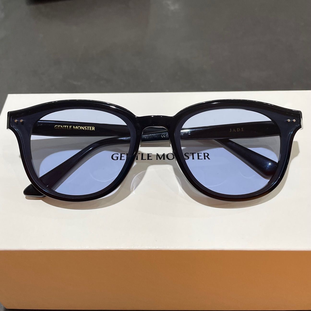 美品 【GENTLE MONSTER】JADE ブラックサングラス ブルーレンズ Gentle Monster Jade 01B round-frame Sunglasses | Black | FARFETCH