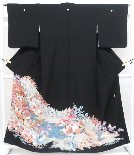 【着物】黒留袖 五つ紋 比翼仕立 流水に松・花・木々文 身丈約163.5cm 裄丈約64cm 25z06-3114 一輝堂】【着物】黒留袖 五つ紋 比翼仕立 流水に松・花・木々文 身丈約