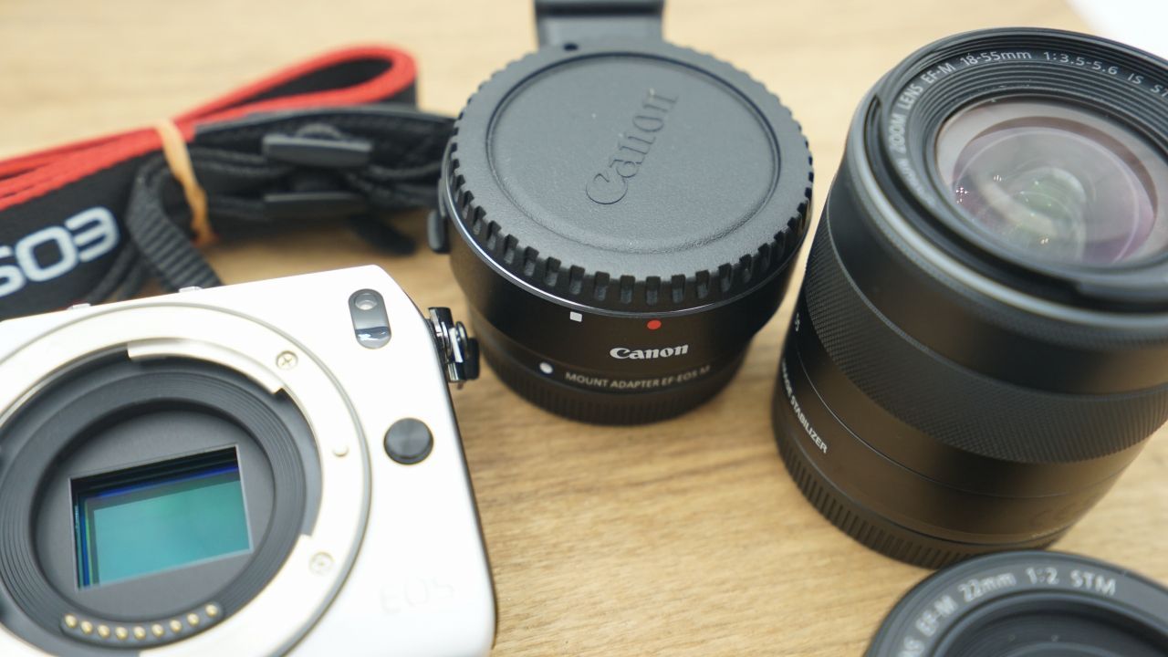 8240 美品 Canon EOS M + EF-M 22mm+18-55mm - デジタルカメラ