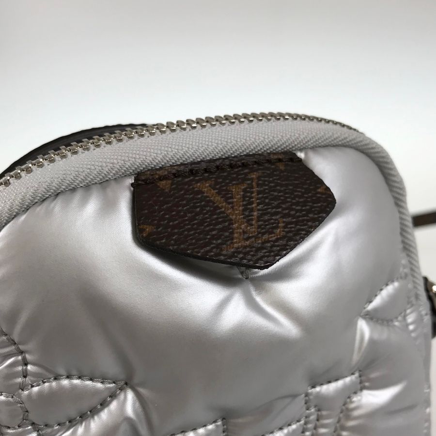 美品louis vuitton ルイヴィトンLVスノーピローフォンポーチシルバー Louis Vuitton ルイヴィトン ピローフォンポーチ スマホ