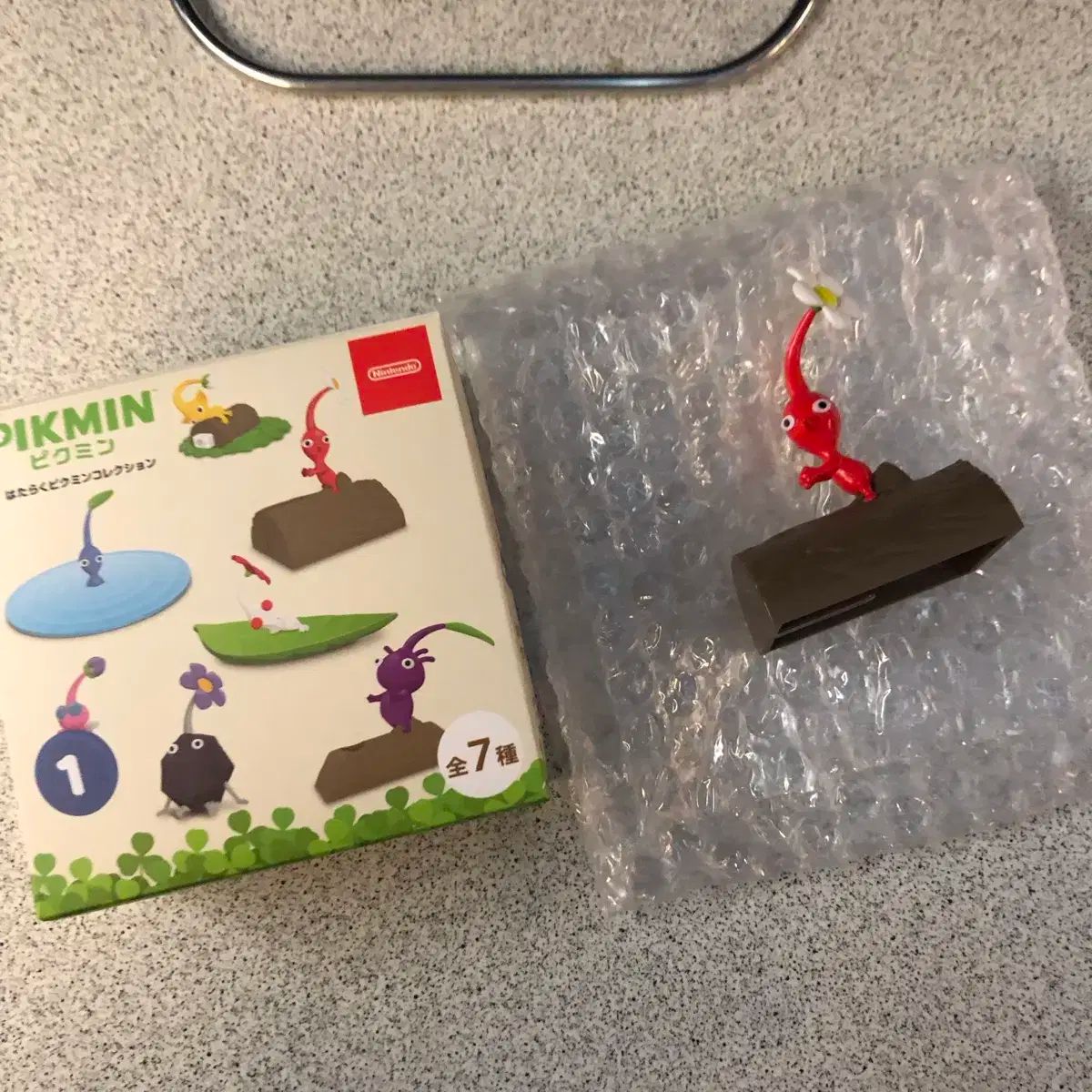 北欧のラグジュアリー金色の空の鷹飾り