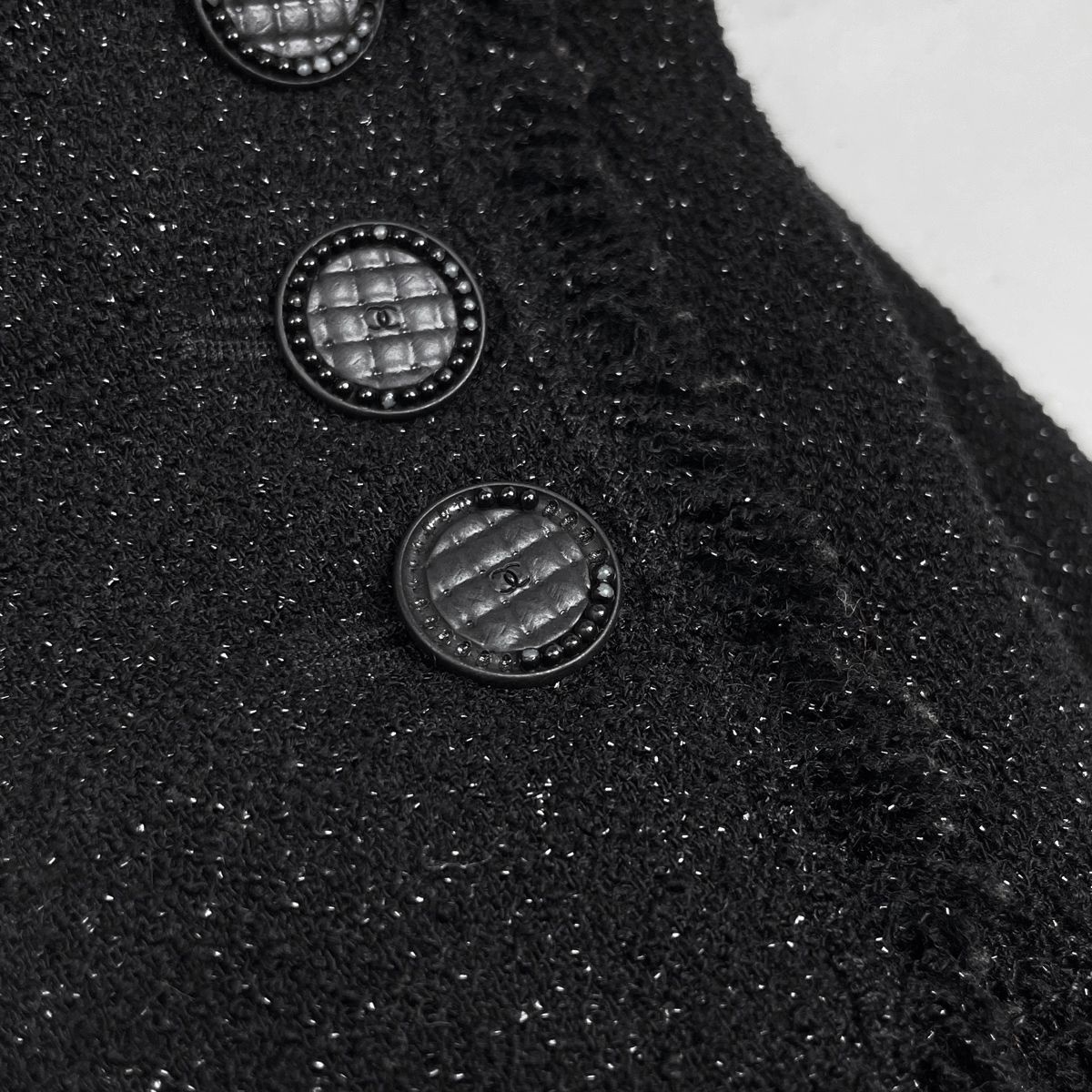 シャネル CHANEL 黒 ウール テーラードジャケット フリンジ付 ブラック シャネル CHANEL テーラード ジャケット ココマークボタン