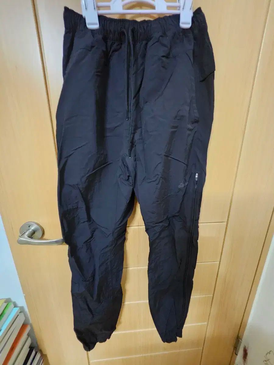 アディダスのトレーニングパンツを販売しています