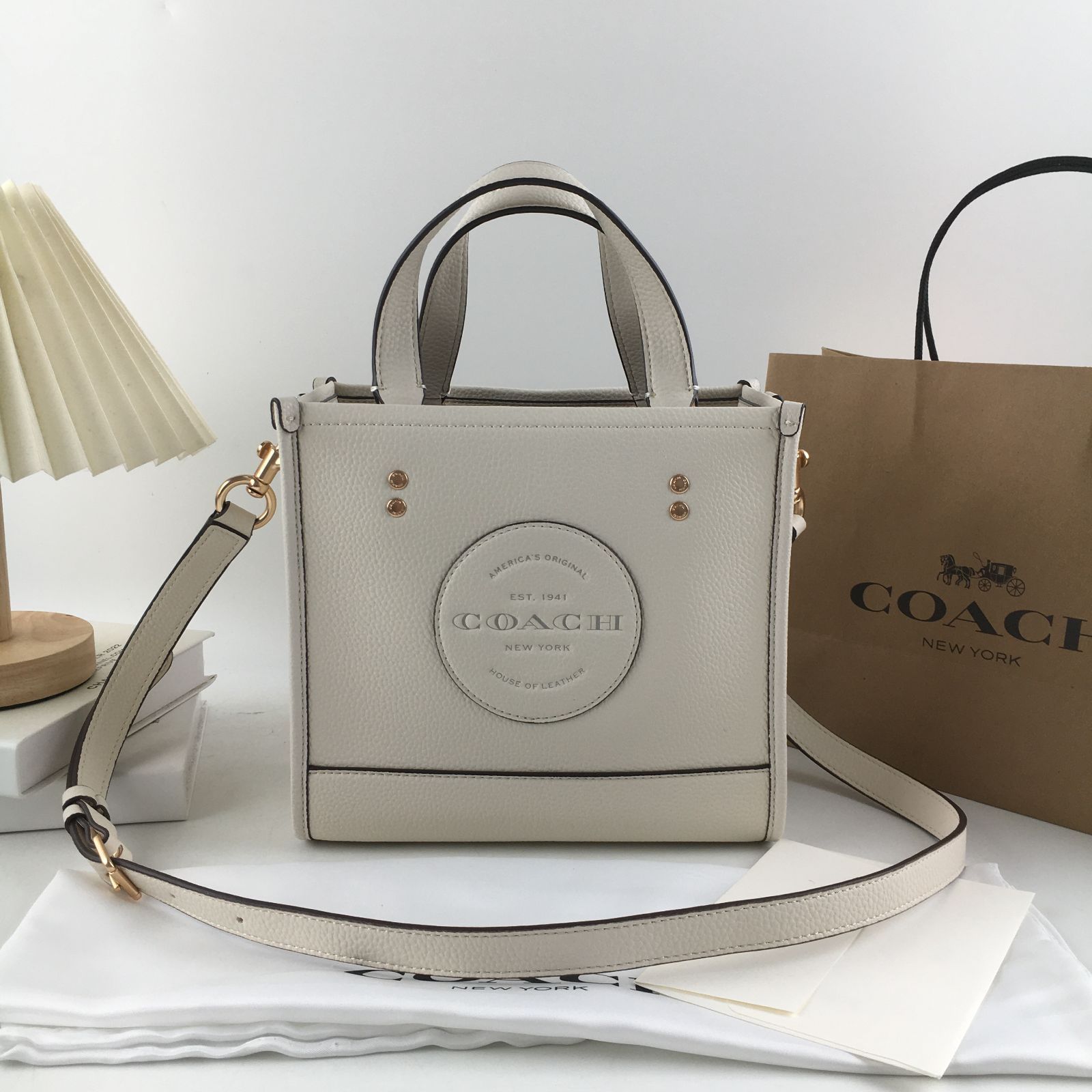 新品未使用 COACH デンプシー トートバッグ22 シグネチャージャ 