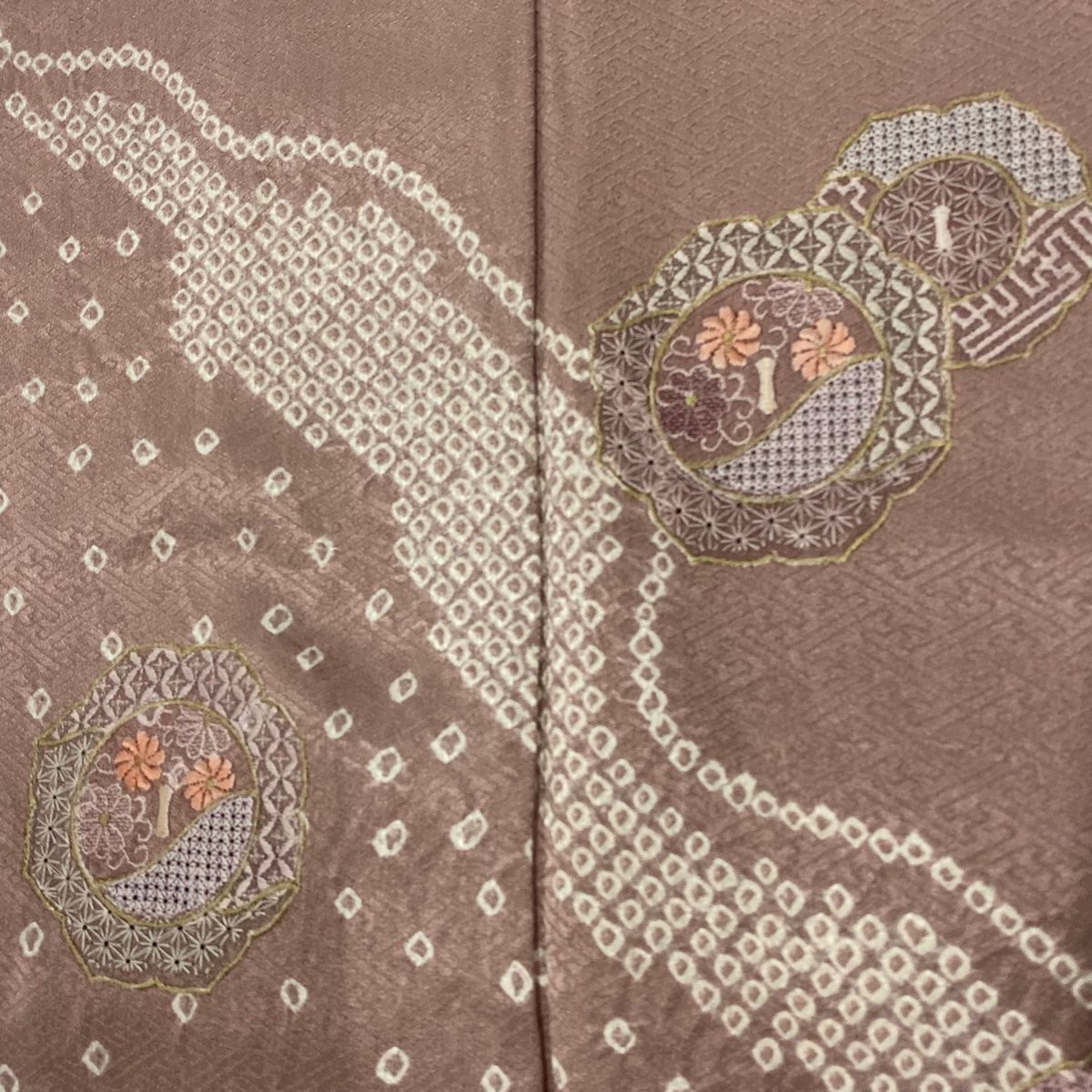 付け下げ 正絹 紋無し 汕頭刺繍 菱文様 広衿 袷着物 U-2357