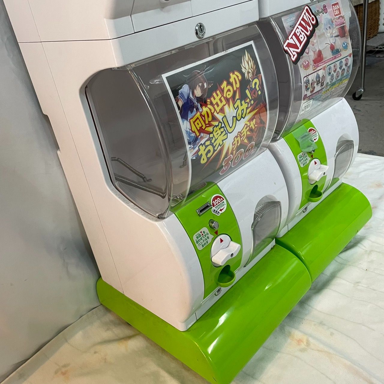 値下げ【2台セット】上下2段タイプの床設置式ガチャガチャ本体