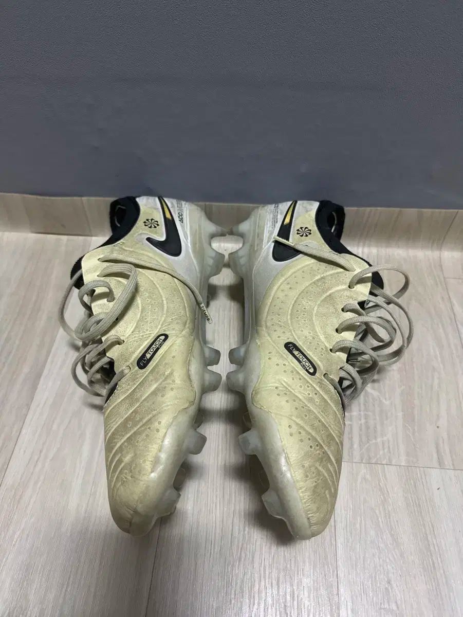 DV4330-001(T) レジェンド10エリート AG-PRO 26㎝ 銀 ナイキ