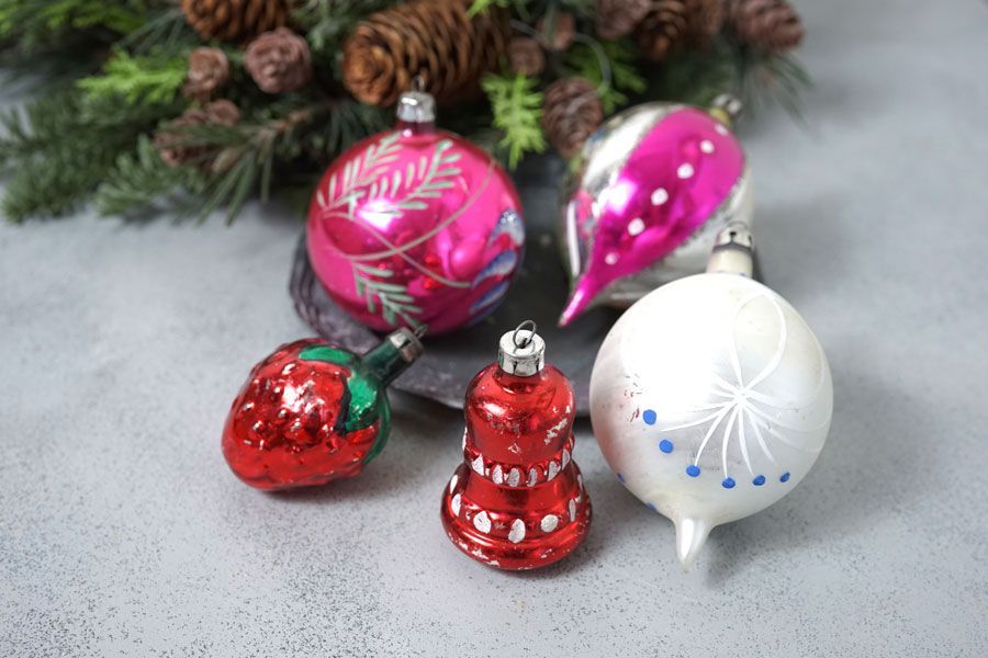 ガラス製のビーズがあしらわれたオウムのクリスマスオーナメント joyluckstore_ps-718-rd