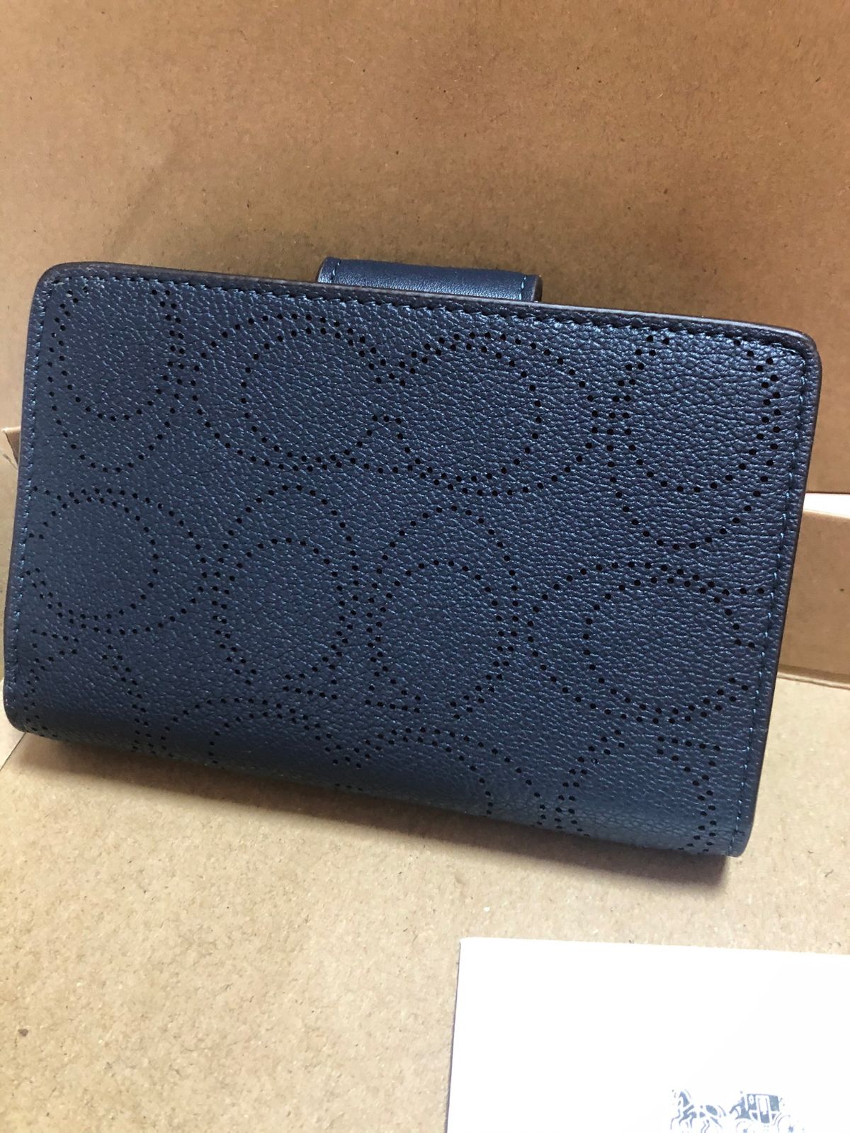 新品 未使用 COACH コーチ 二つ折り 財布 ミッドナイト ネイビー 紺 シグネチャー パフォレイテッド ミディアム - メルカリ