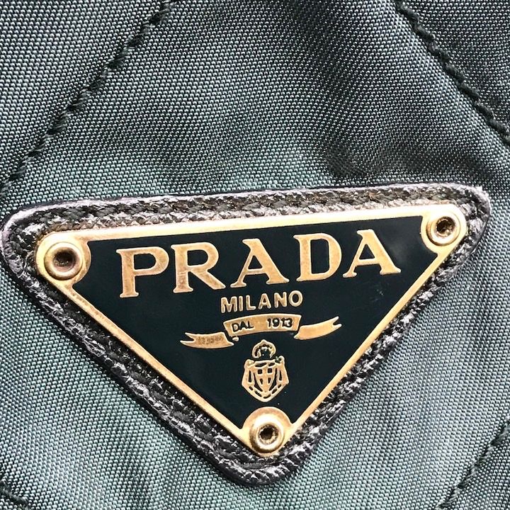 美品✨ PRADA プラダ　ワンショルダーバッグ　グリーン　三角ロゴ 良品 PRADA プラダ 三角ロゴ プレート キルティング ナイロン