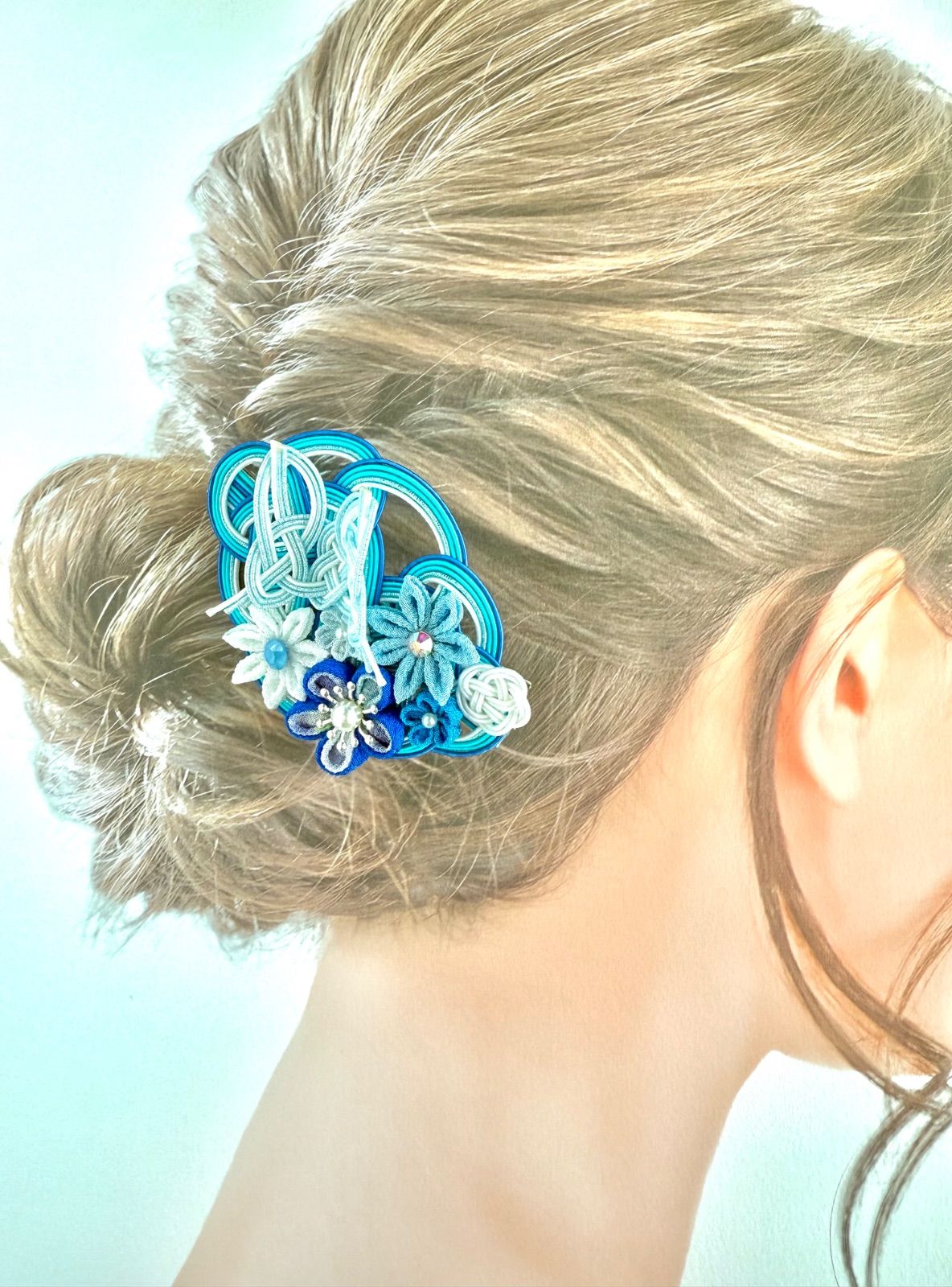 花結びのヘアクリップ -空硝子(そらがらす)-（水引×つまみ細工／青 