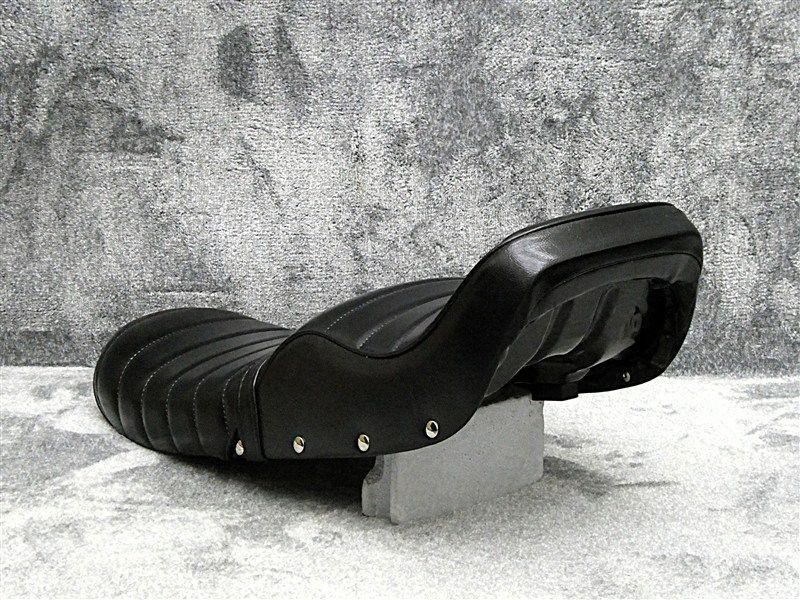 GS400 鋲打ち 黒皮 新アンコ タックロールシート|あんこ抜き ローダウンシート ブラックGS400E鉄板 段シート へっぽこ社長 外装 ボタン