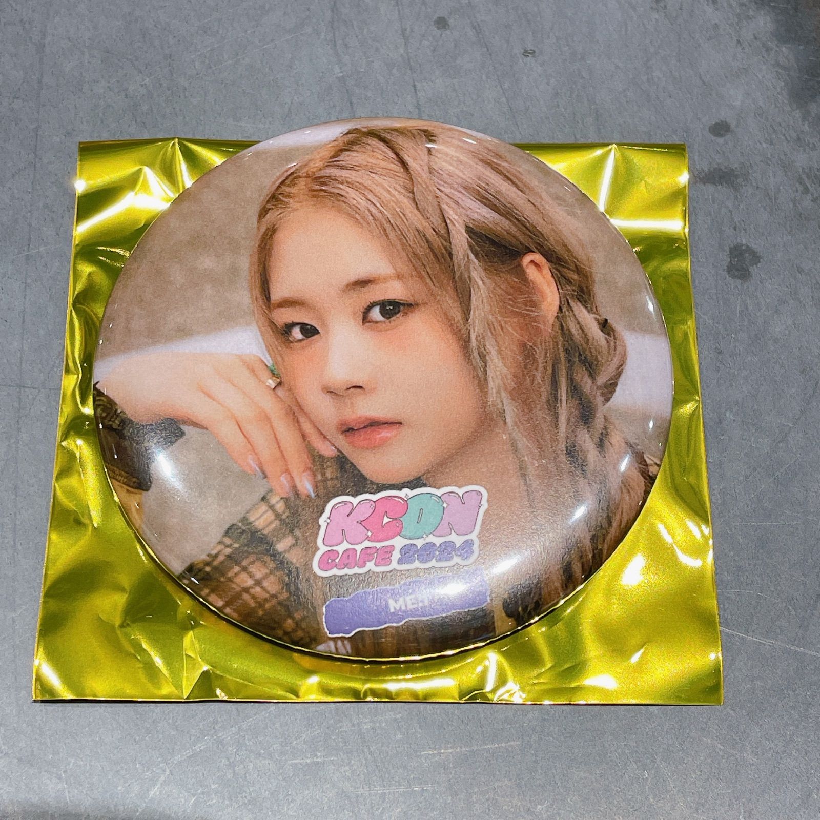 KCON cafe カフェ 2024 佐々木心菜 KCON Cafe 2024 ME:I 佐々木心菜 缶バッチ - メルカリ