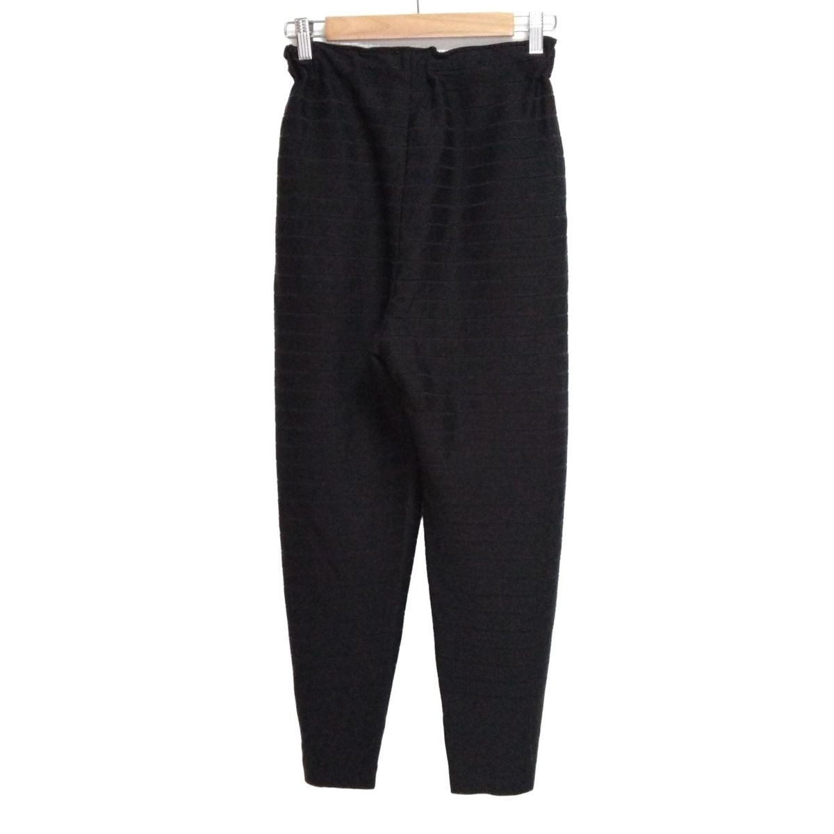 ISSEY MIYAKE ゴムウエストパンツ　ブラック　M ISSEYMIYAKE(イッセイミヤケ) パンツ レディース - 黒 フル