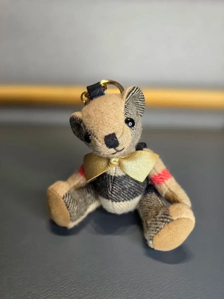 バーバリー トーマスベア キングダム ノバチェックハット チャーム キーリング バーバリー トーマスベア キングダム ノバチェックハット チャーム