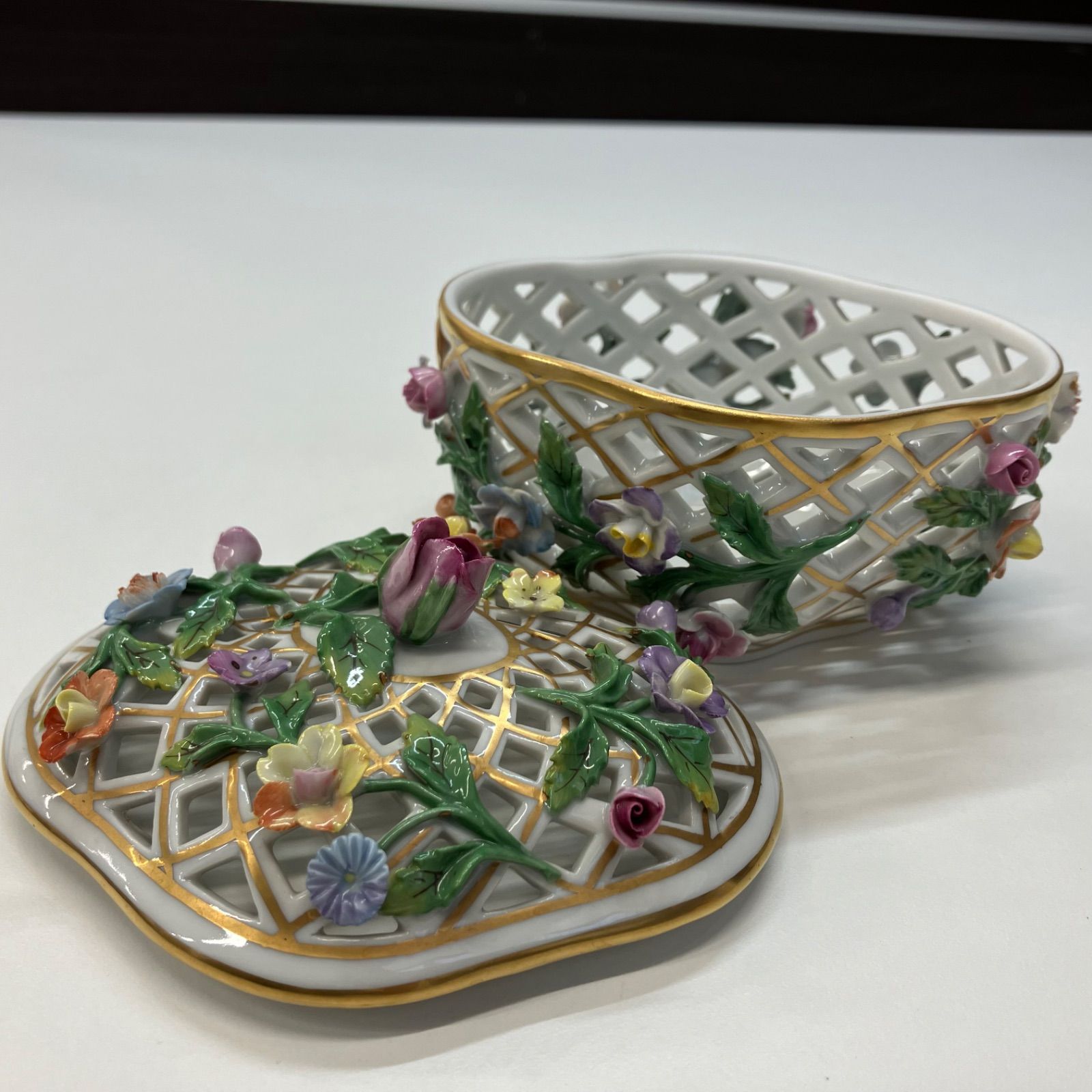000662】 HEREND 透かしボンボニエール ROYAL PORCELAIN
