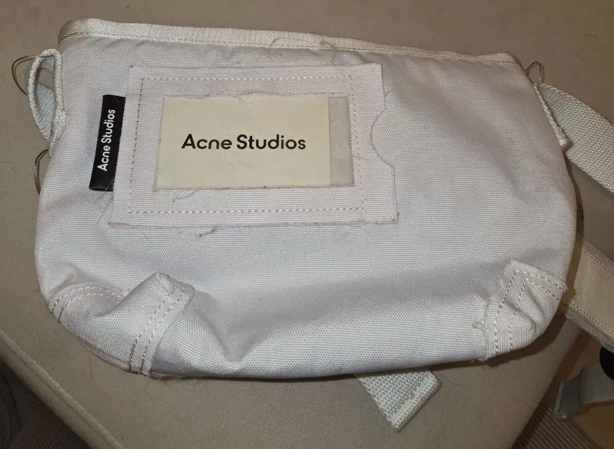 Acne Studios ホワイトボディバッグ Acne Studios - Multipocket マイクロバッグ - ホワイト/グレー