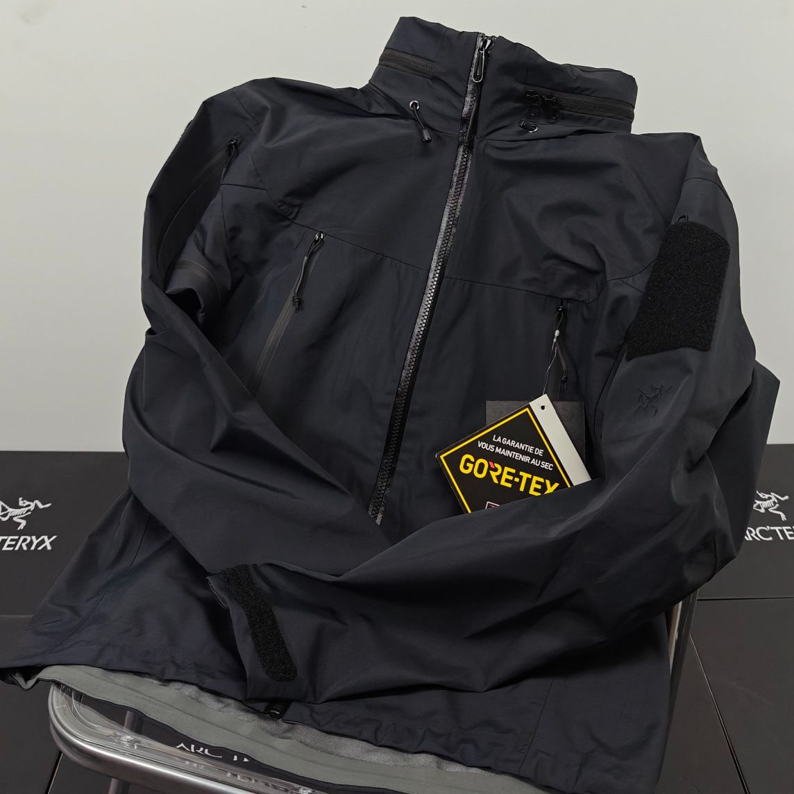 ARC‘TERYX  leaf alpha GEN2  スタンドカラー、タートルネック フード付きジャケット