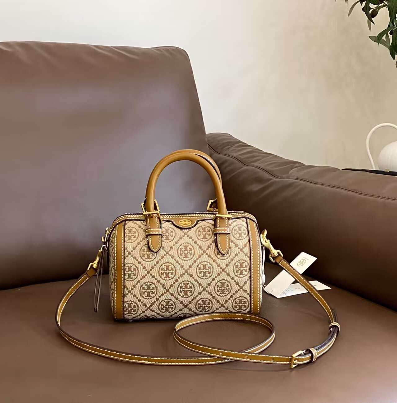 新品 トリーバーチ Tモノグラム ジャカード バレルバッグ