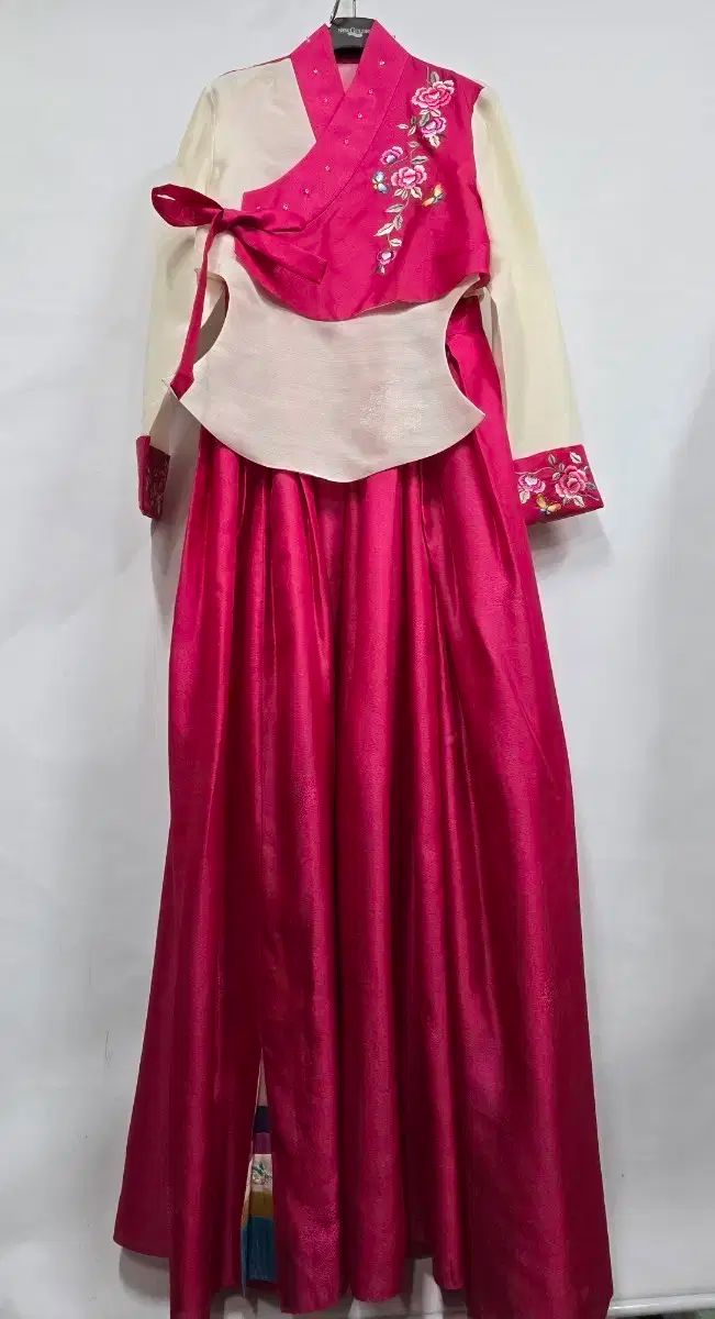 チョゴリピンクの花柄刺繍 チョゴリピンクの花柄刺繍