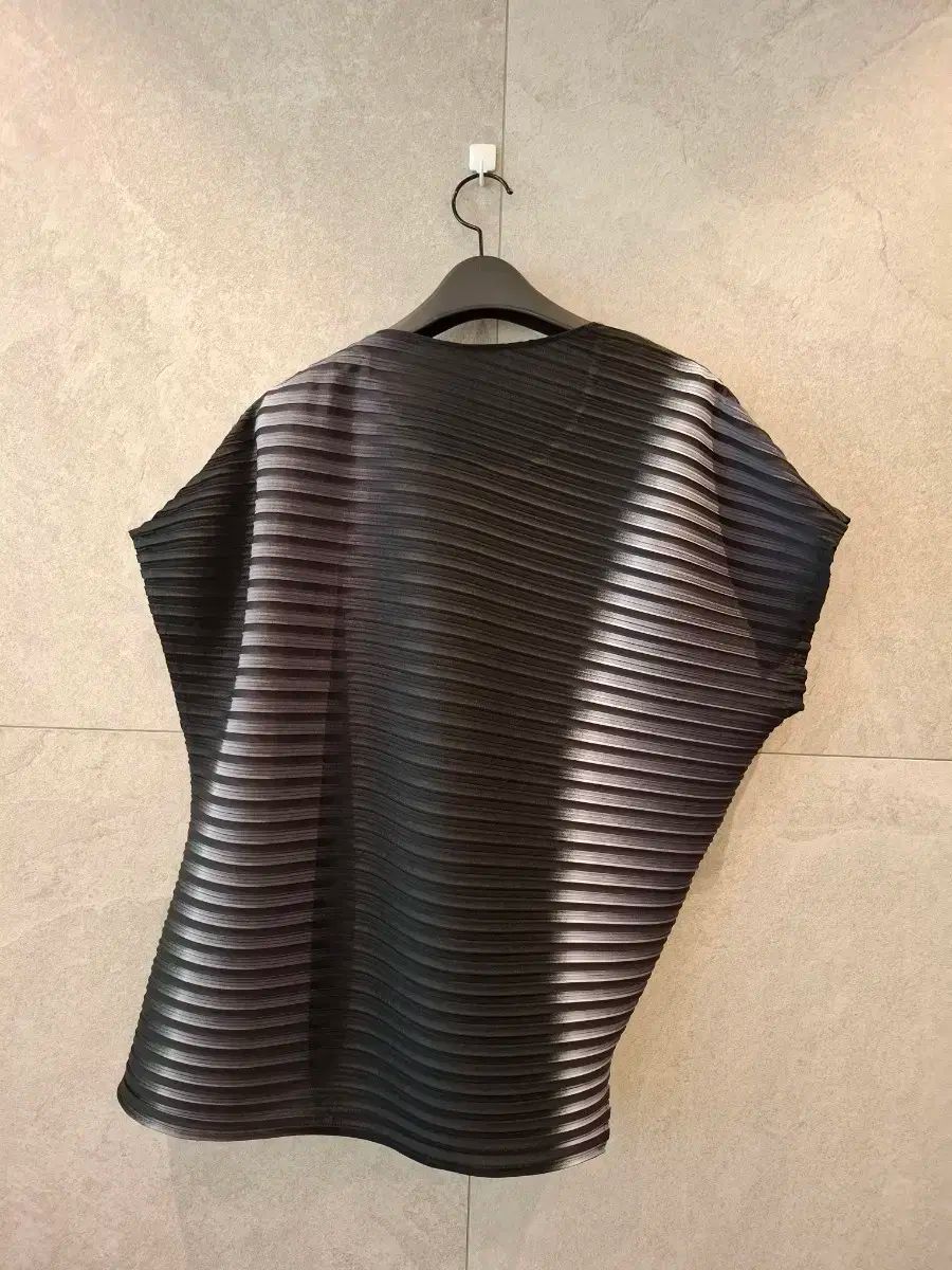 プリーツプリーズ✨イッセイミヤケ【3/Ｌ】変形トップス　ブラウス　アシンメトリー ISSEY MIYAKE(イッセイミヤケ) アシンメトリー トップス PLEATS