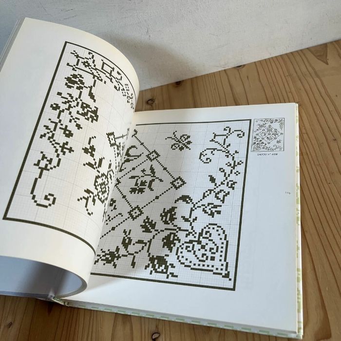 Fleurs et Alphabets fleuris a broder au point de croix - 旅する本屋 古書玉椿 　 国内外の手芸関連の古本と新刊の専門店