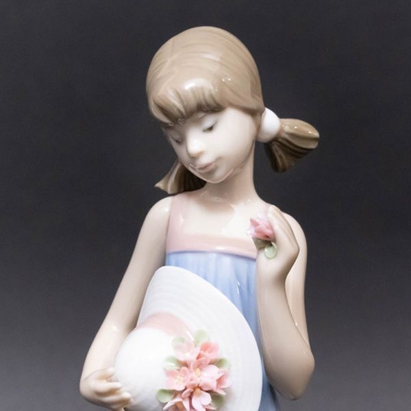 リヤドロ フィギュリン『Courtney（少女コートニー）』 - メルカリ