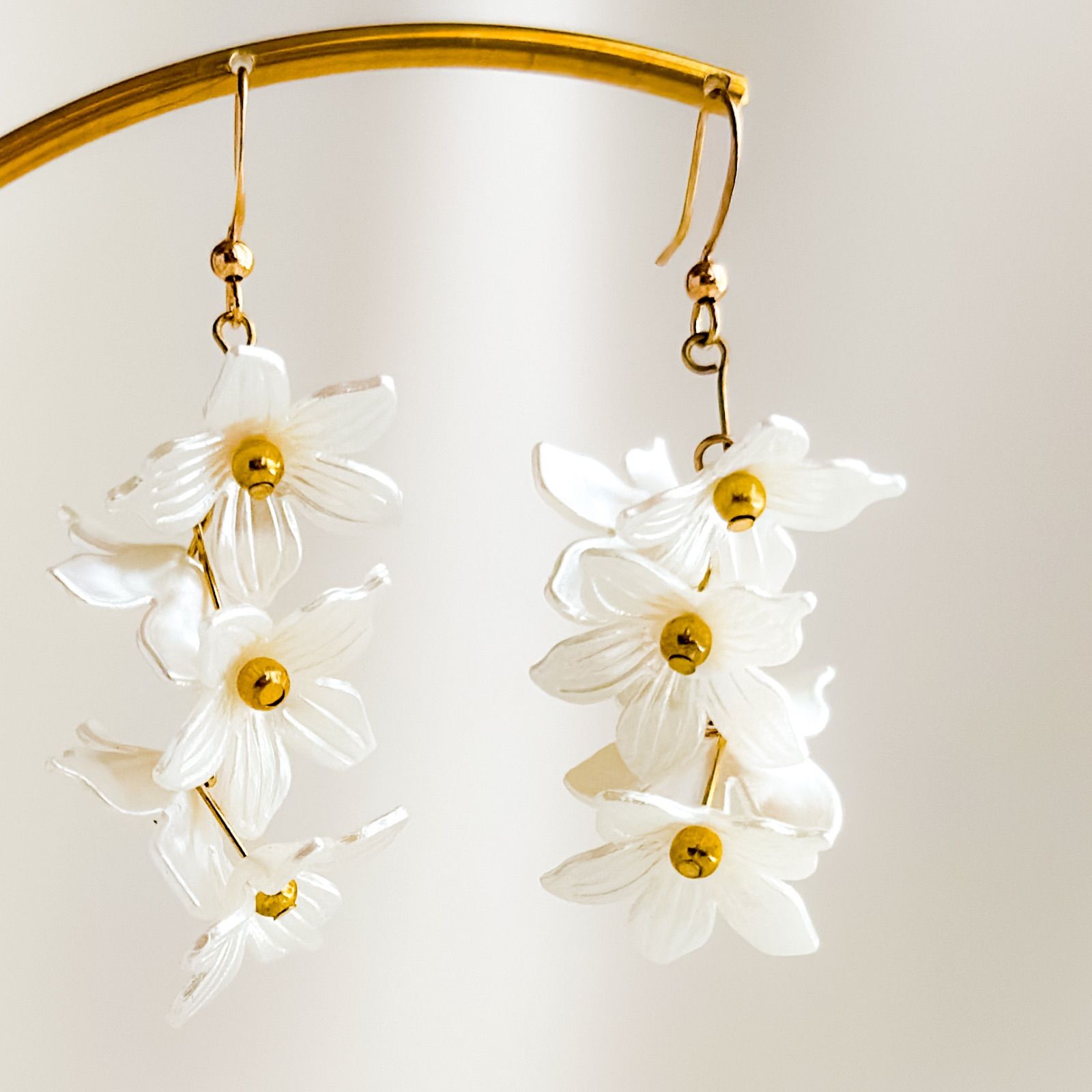 ユリ 花 5連 ホワイト ゴールド ピアス/イヤリング 大ぶり ギフト 