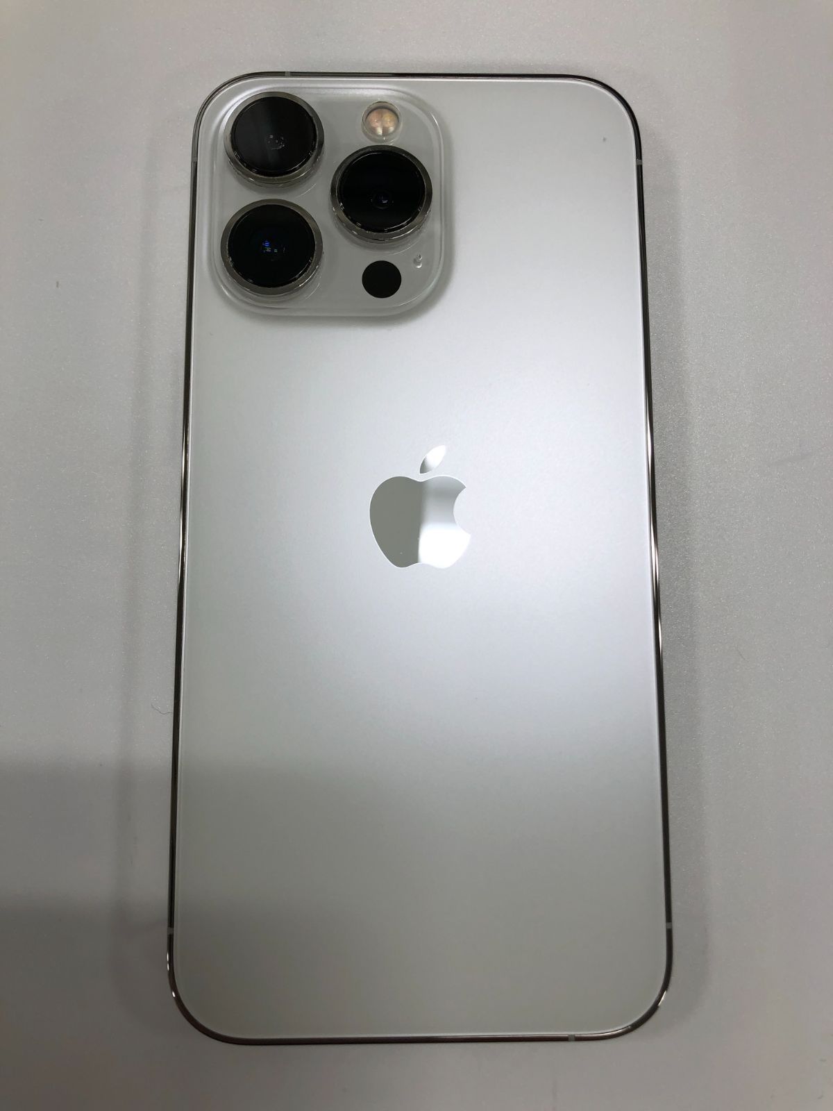 【中古】iPhone13 Pro 256GB シルバー バッテリー88％ SIMフリー ドコモ本体