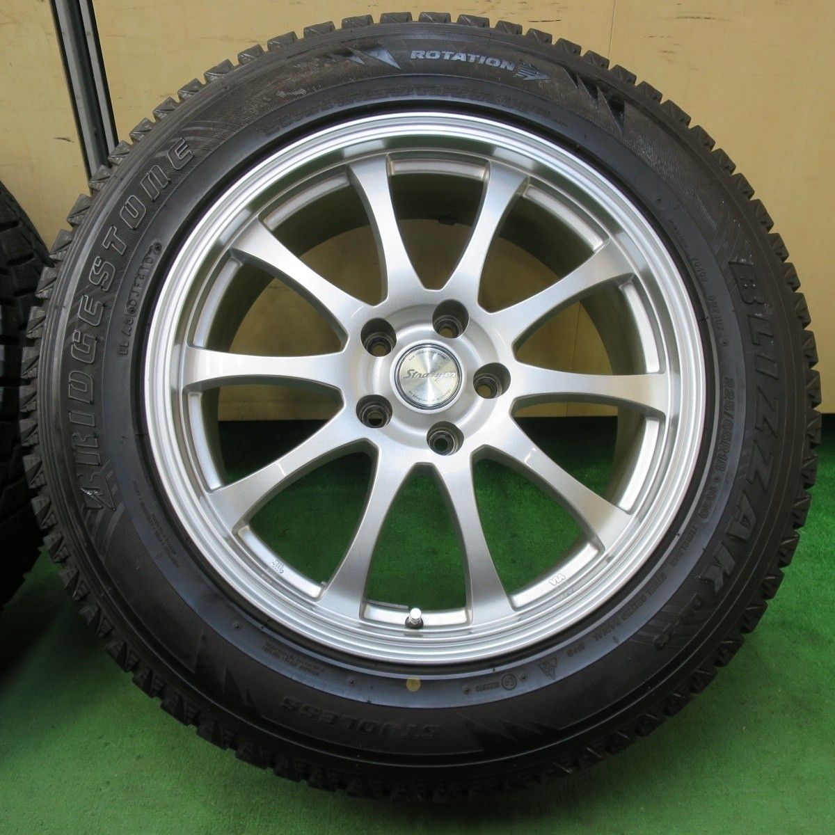 バリ溝 235⁄50R18 TOYO スタッドレスタイヤ 4本セット バリ溝 23年 綺麗