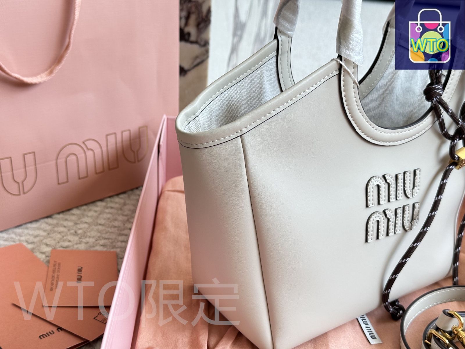 MIU MIU 限定モデル レザートートバッグ - コンパクトサイズ (22