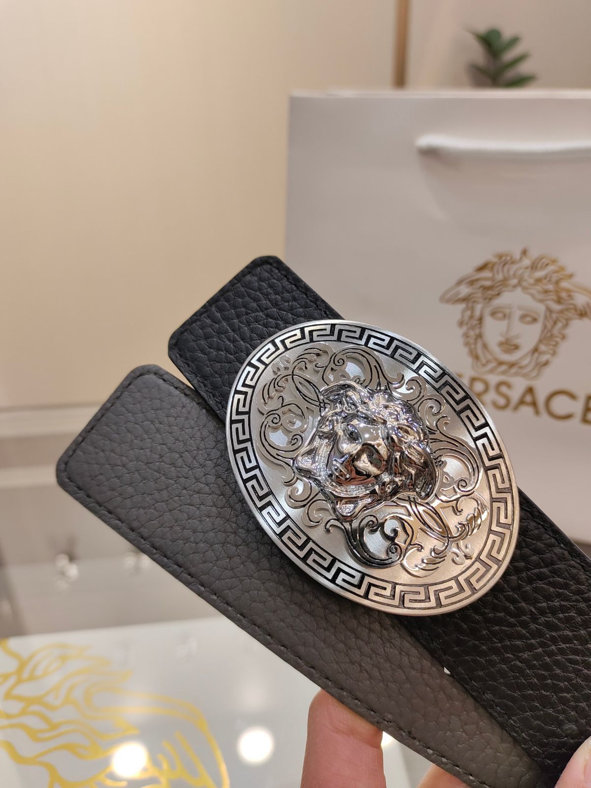 ✨激レア✨VERSACE ヴェルサーチ　メデューサ　スタッズ　ベルト　バックル クリスタル ラ メドゥーサ レザー ベルト ブラック | VERSACE JP