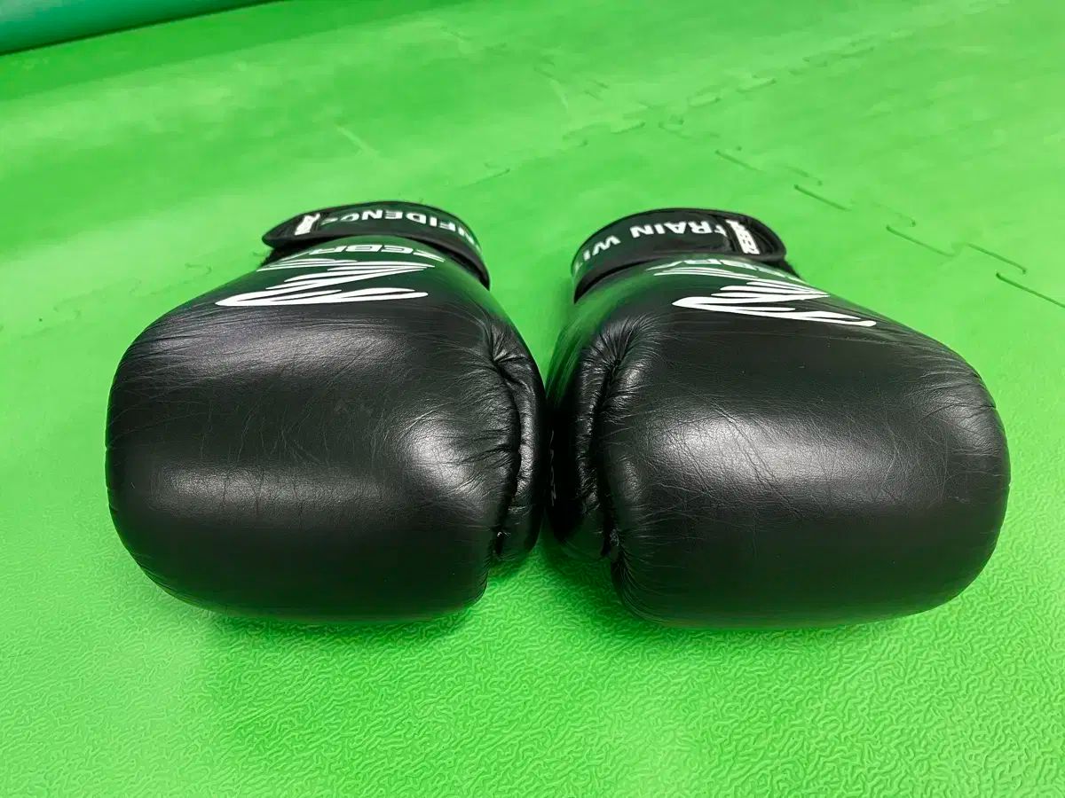 本革製WINDYボクシンググローブ 12oz ゼブラ 白&黒 キック
