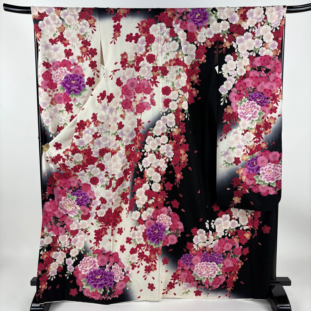 美品 振袖 牡丹 桜 吉祥花 黒 金彩加工 トールサイズ 身丈177cm 正絹 美品 振袖 牡丹 桜 吉祥花 黒 金彩加工 トールサイズ 身丈177cm 正絹