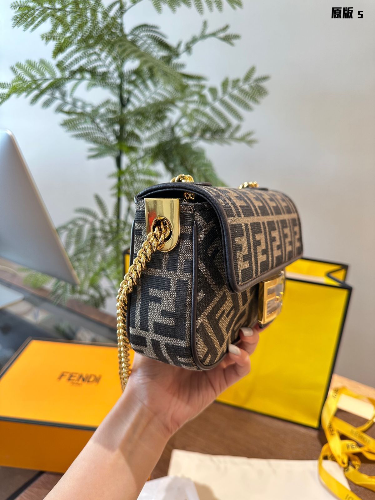FENDI【日本未入荷】キューブ バゲット ミニ バッグ FENDI （新品・未使用品）フェンディ ミニ バゲット スモール FF