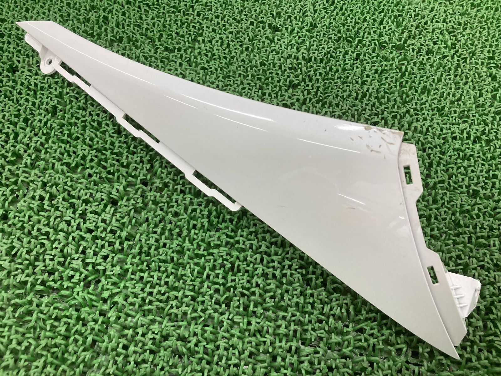 シグナスX125SR サイドカバー 右 パール 2UB ヤマハ 純正 中古 バイク 部品 SEA5J サイドモール ペイント素材に 割れ欠け無し 品薄