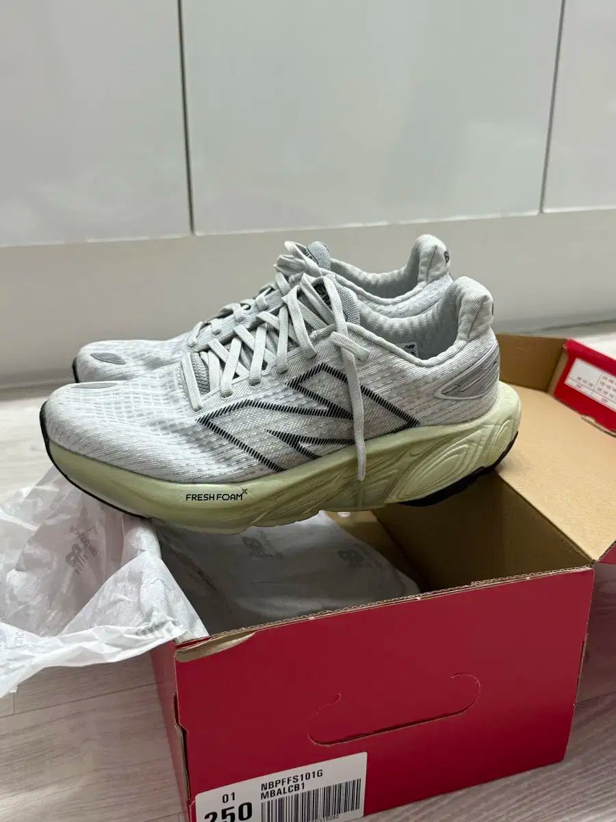 新品・未使用 スケッチャーズ スリップインズ 25.0センチ サンダル