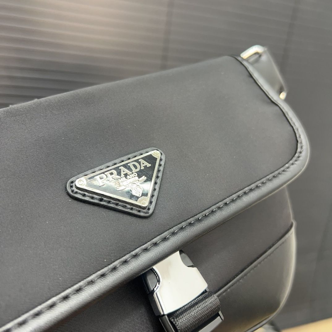 新品未使用 PRADA プラダ ショルダーバッグ ハンドバッグ ウエストポーチ 27x 16 cm