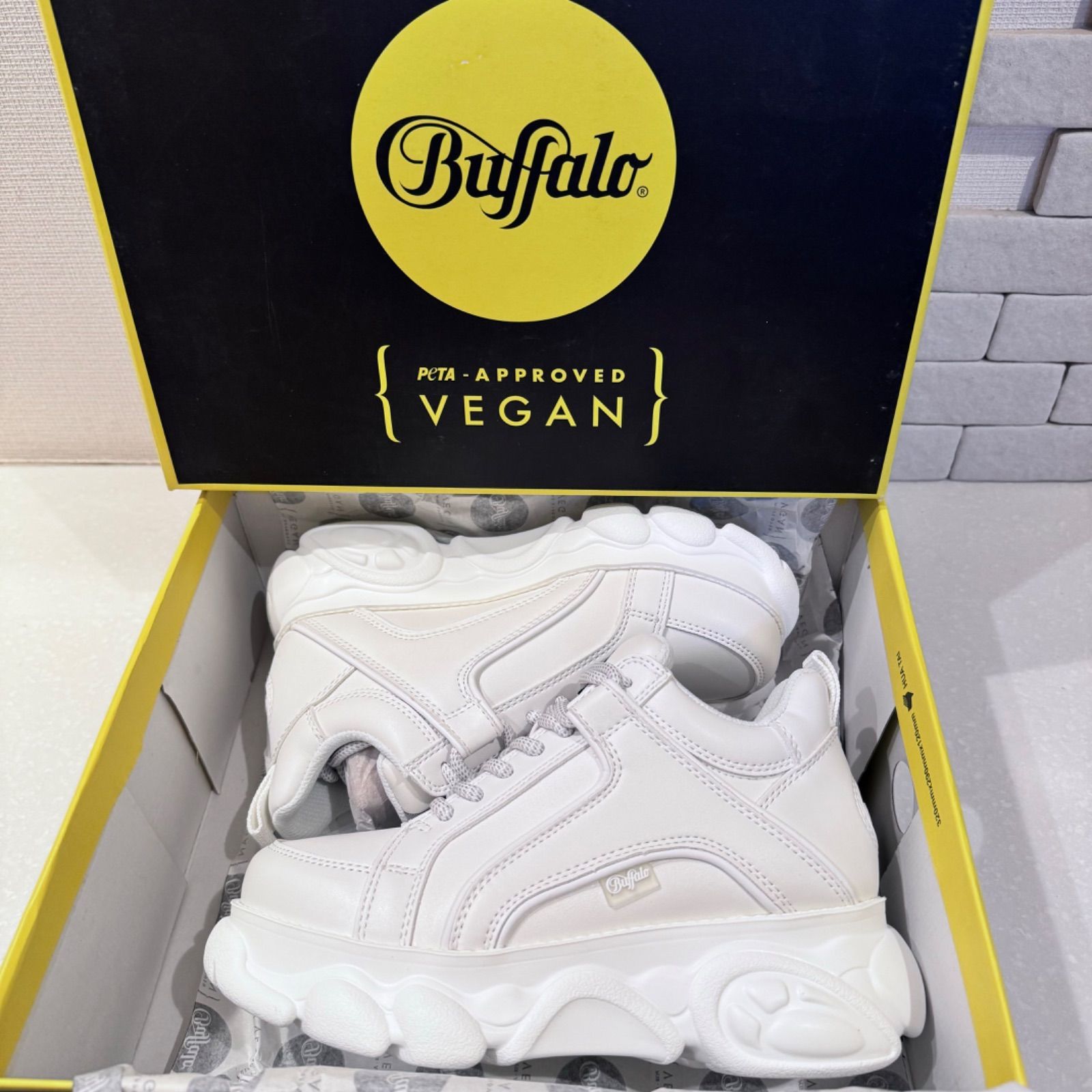 Buffalo CORIN ホワイト 厚底 ダッドスニーカー - メルカリ