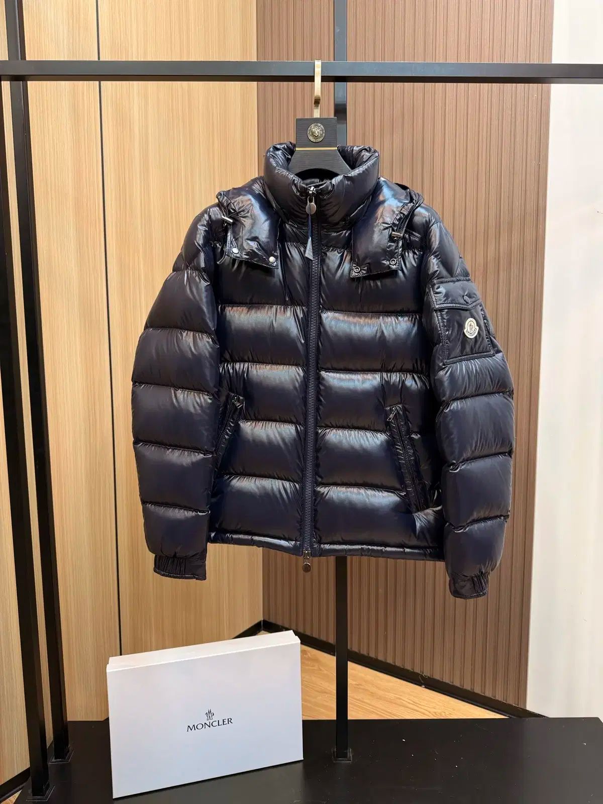 モンクレール　ダウンジャケット　MONCLER 正規品　ユニセックス　フリー MONCLER(モンクレール) ユニセックス ロゴ カジュアル 黒 ダウン