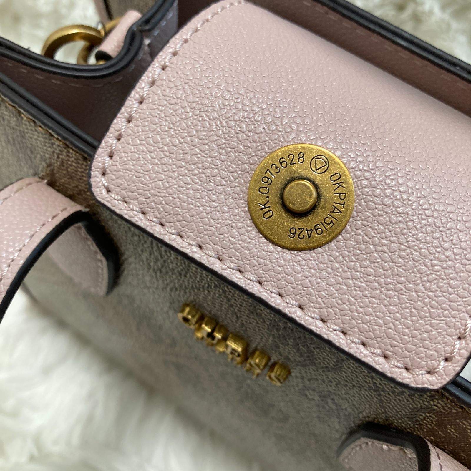 美品■GUESS ゲス 2WAY ショルダーバッグ Y2K スタッズ エナメル Guess（ゲス）の「GUESS/ゲス 型押しフェイクレザー 2WAY