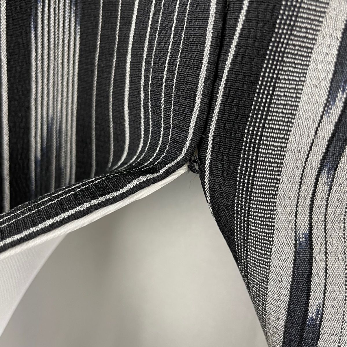 塩沢紬 身丈172.5cm 裄丈68cm L 袷 塩沢物語 証紙 矢羽根 縦縞 黒灰  