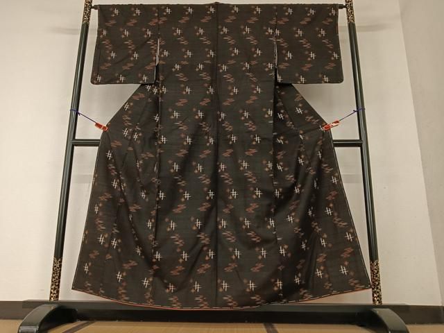 平和屋着物●国指定重要無形文化財　本場久米島紬　手織　飛鳥文　正絹　逸品　AAAY6530zg 平和屋着物○国指定重要無形文化財 本場久米島紬 手織 飛鳥文 正絹