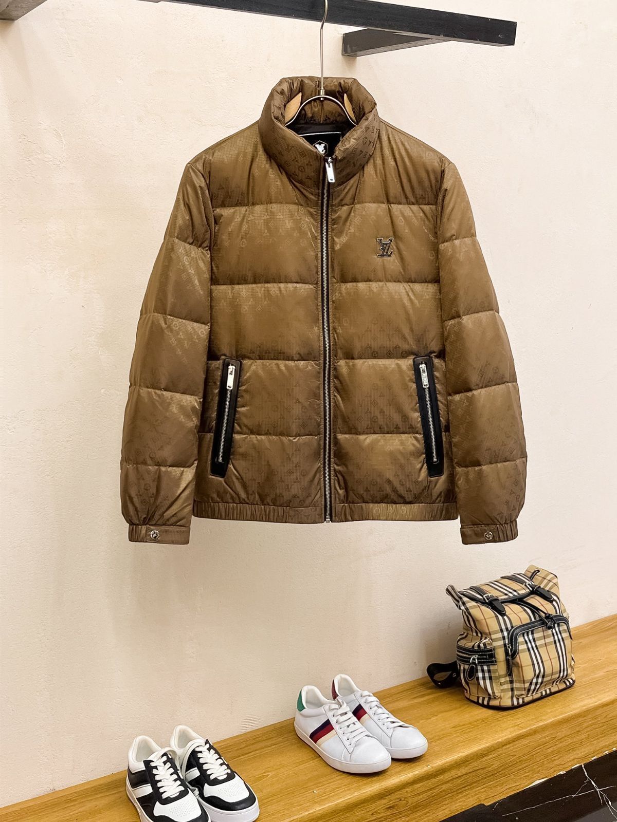 Louis Vuitton ブラウン エンボス ダウン ジャケット